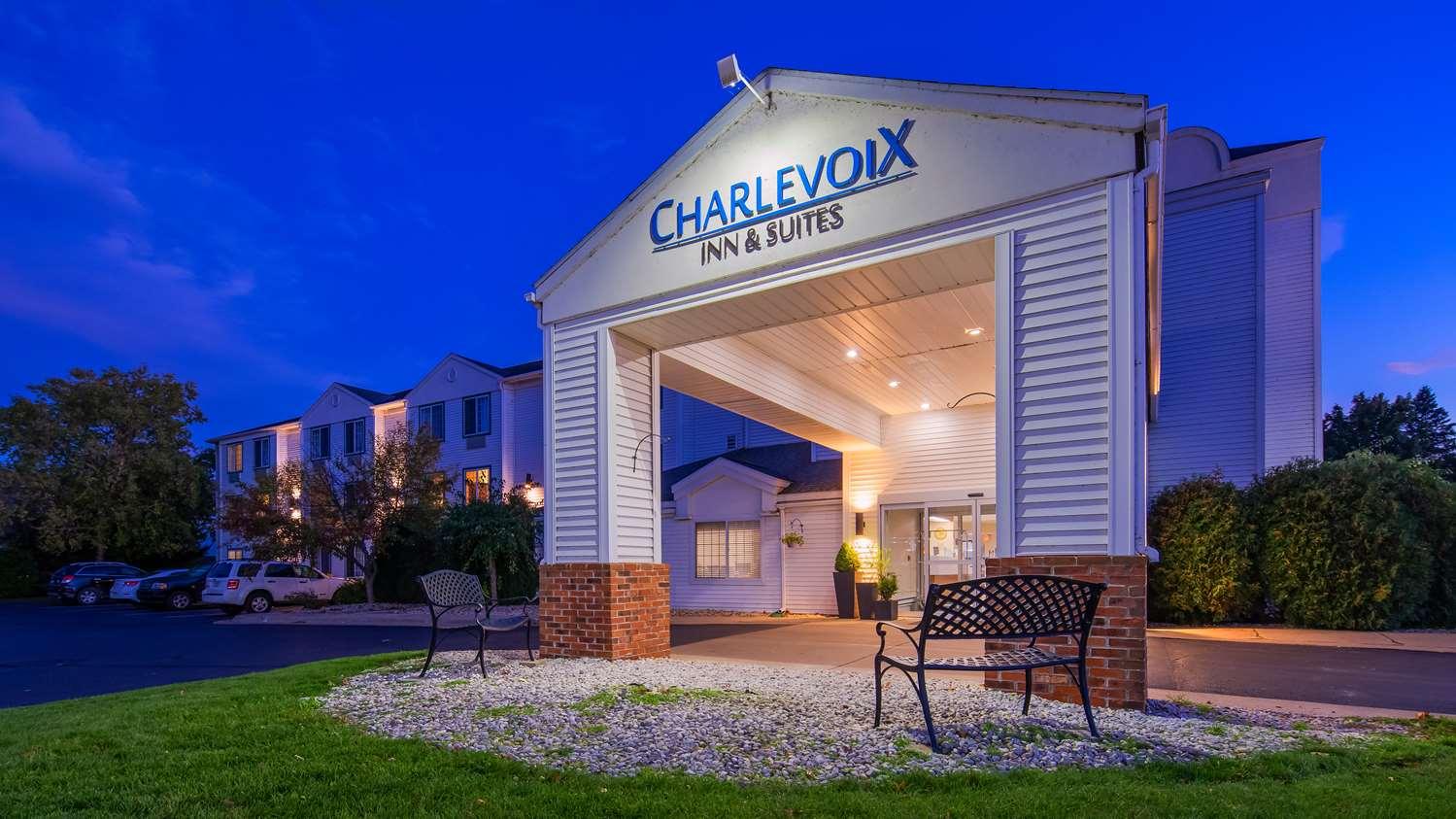 Charlevoix Inn & Suites Surestay Collection By Best Western Exterior foto